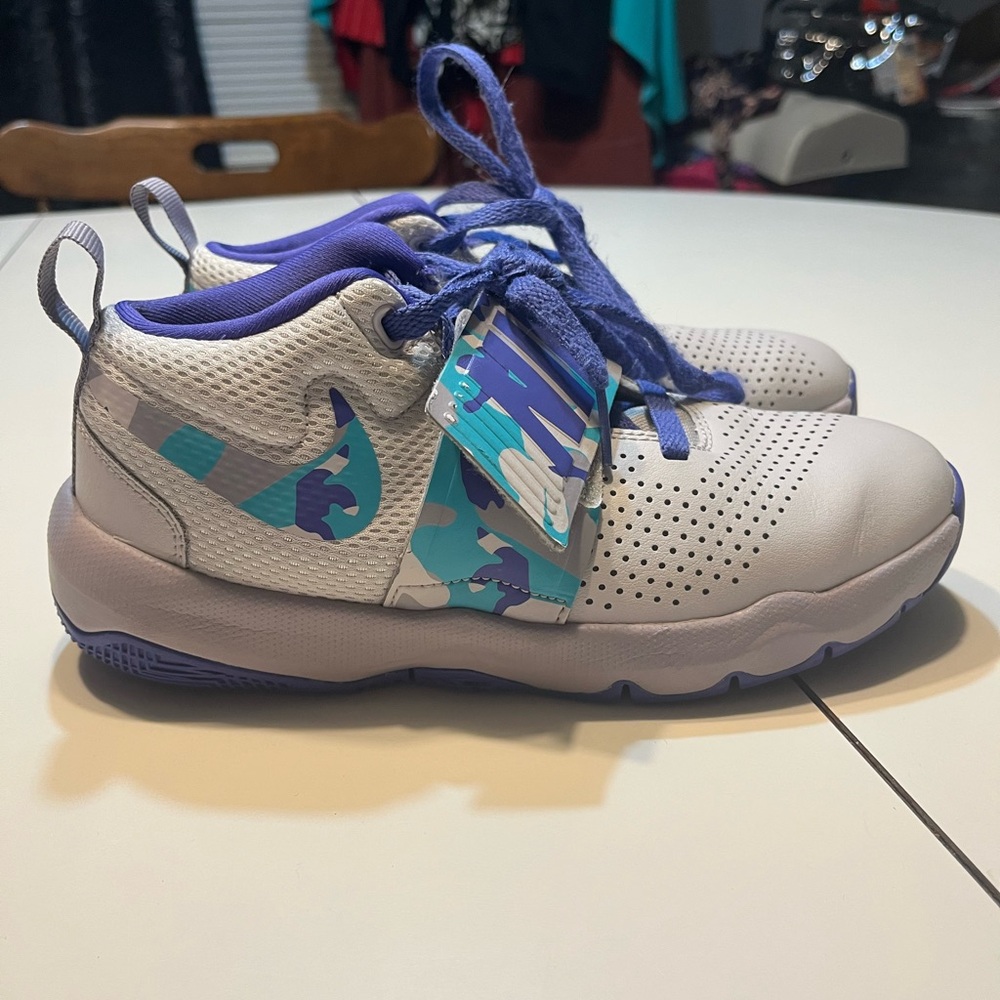 Nike Team Hustle D 8 Purple/Blue/Grey Camo youth basketball shoe size 5Y
